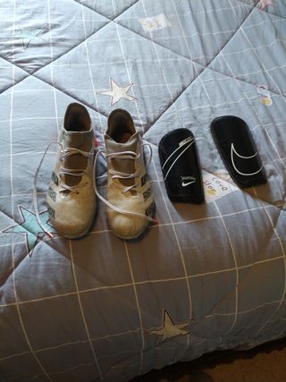 botas futbol y espinilleras