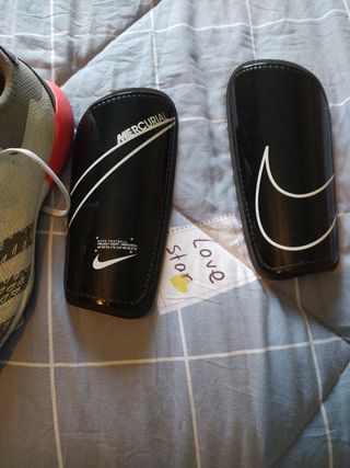botas futbol y espinilleras
