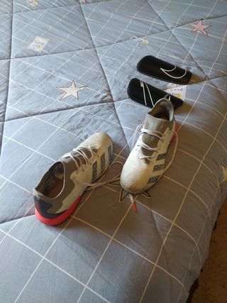 botas futbol y espinilleras