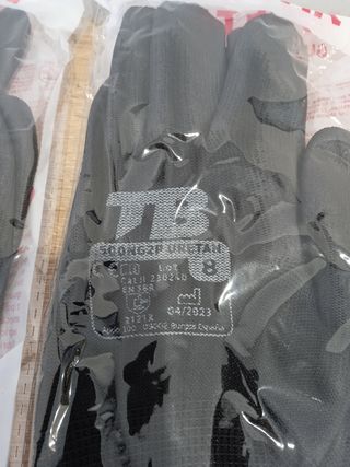 Guantes TB Plus de protección.