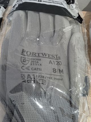 Guantes TB Plus de protección.