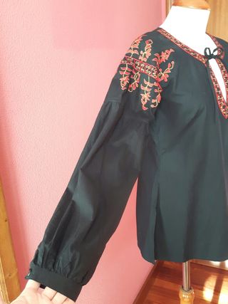 Blusa negra con bordados en rojo