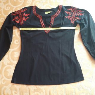 Blusa negra con bordados en rojo
