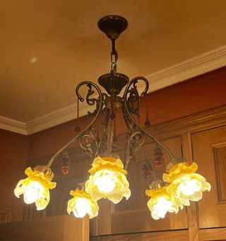 Lampara vintage con detalles de cristal.
