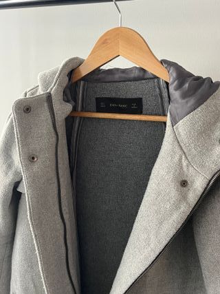 Abrigo gris con capucha Zara Basic