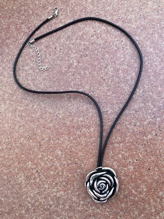 Collar colgante rosa y alfiler