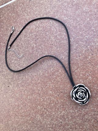 Collar colgante rosa y alfiler