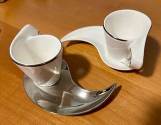 due tazzine da caffè con piattini