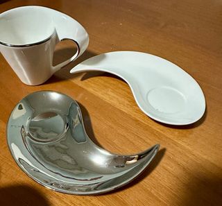 due tazzine da caffè con piattini