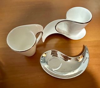 due tazzine da caffè con piattini