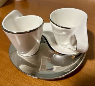 due tazzine da caffè con piattini