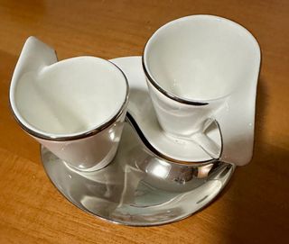 due tazzine da caffè con piattini
