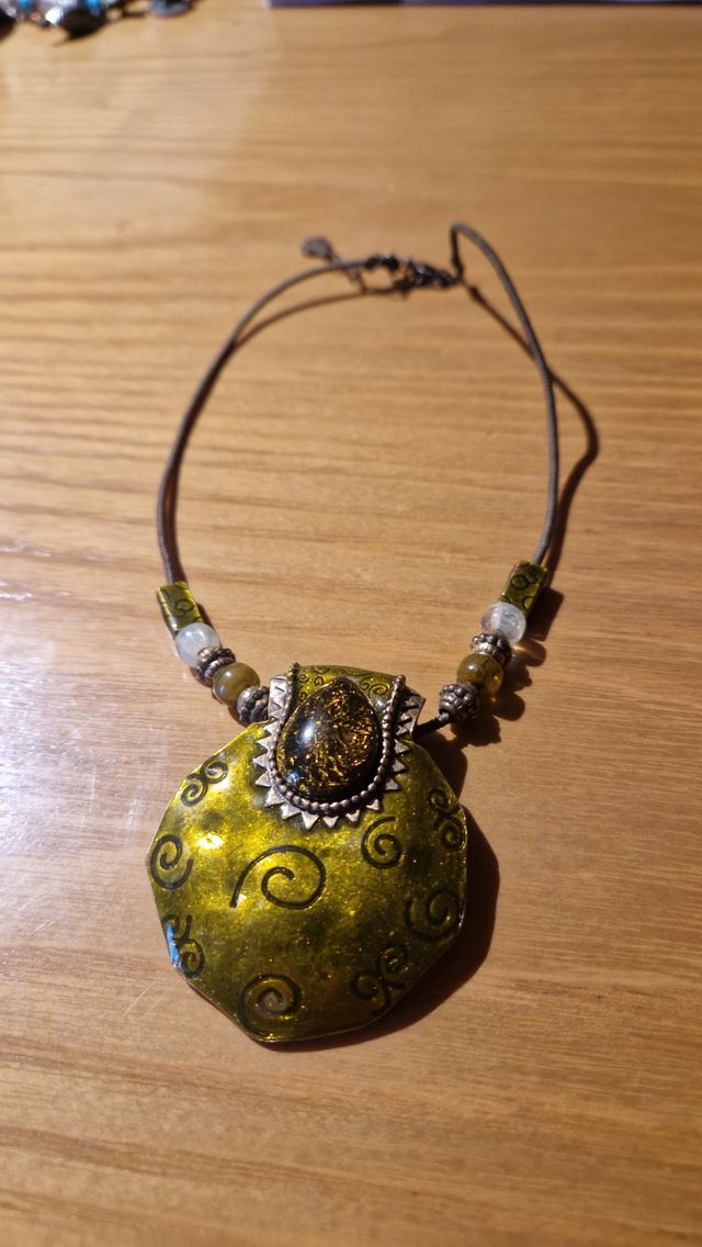 Collana asiatica lavorata a mano con medaglione