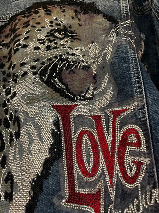 Cazadora vaquera oversize con dibujo strass