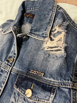 Cazadora vaquera oversize con dibujo strass