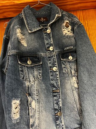 Cazadora vaquera oversize con dibujo strass