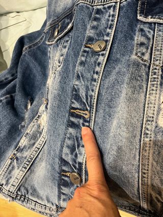 Cazadora vaquera oversize con dibujo strass