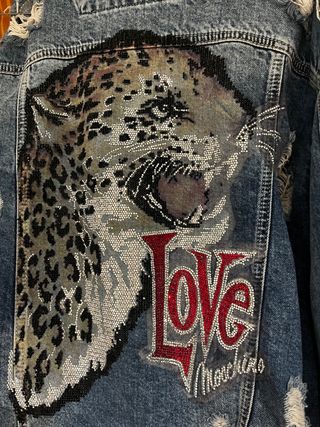 Cazadora vaquera oversize con dibujo strass