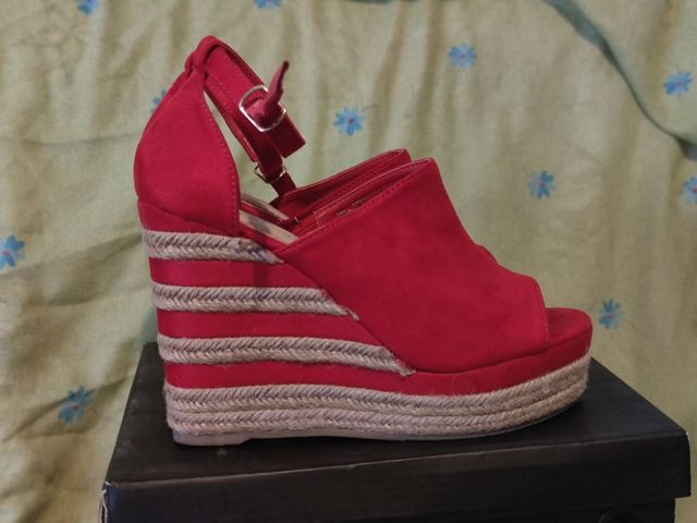 Zapatos rojos cuña plataforma. alta.