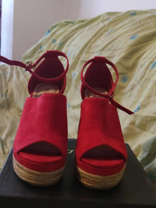 Zapatos rojos cuña plataforma. alta.