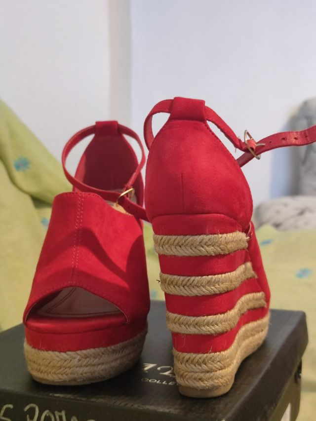 Zapatos rojos cuña plataforma. alta.