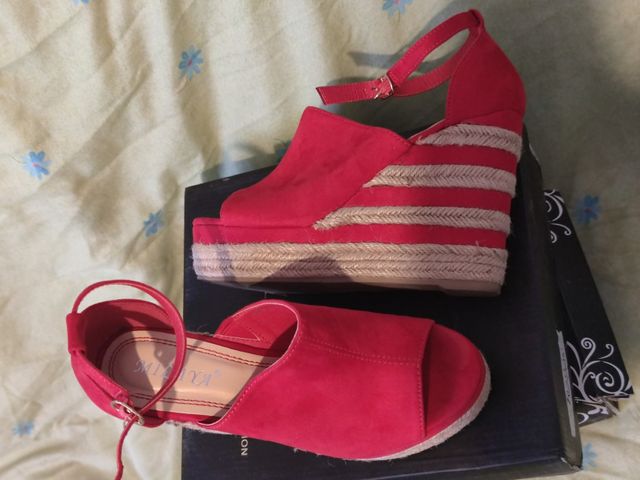 Zapatos rojos cuña plataforma. alta.