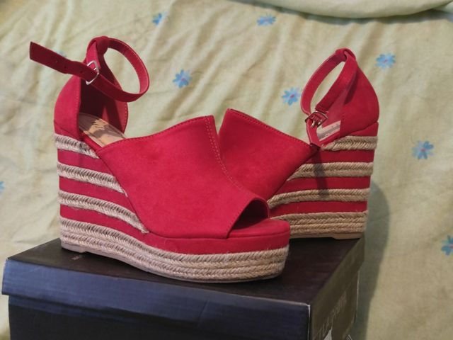 Zapatos rojos cuña plataforma. alta.