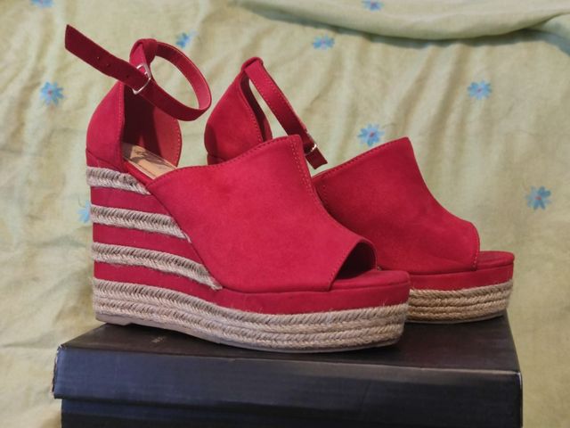 Zapatos rojos cuña plataforma. alta.