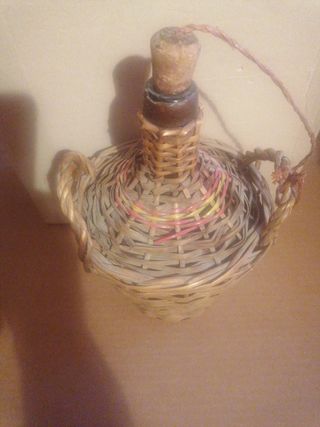 Garrafa de cristal forrada