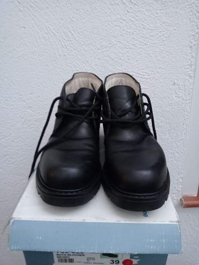 Bota Blucher negras a estrenar.