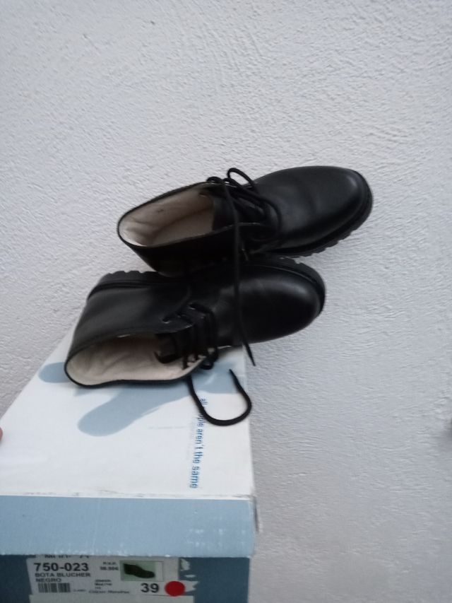 Bota Blucher negras a estrenar.