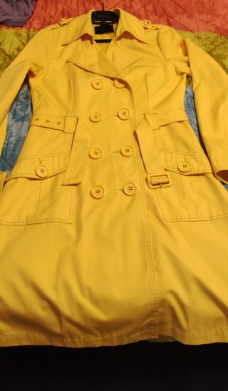 Gabardina amarilla