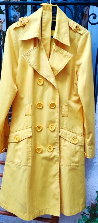 Gabardina amarilla