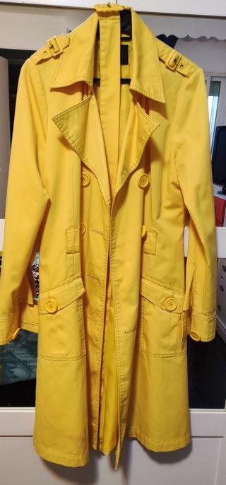 Gabardina amarilla