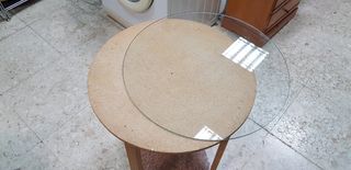 Mesa auxiliar redonda con cristal y mantita