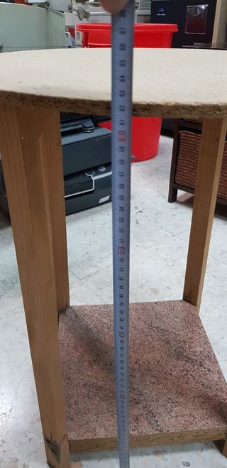 Mesa auxiliar redonda con cristal y mantita