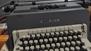 Maquina de escribir antigua