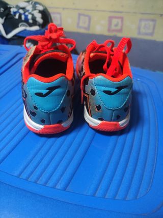 Zapatillas futbol sala número 33.