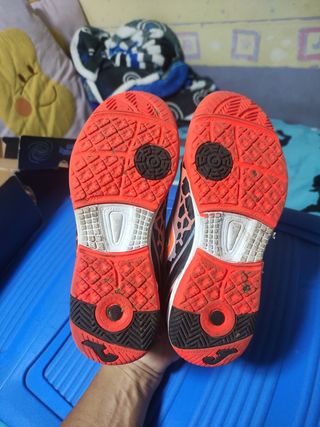 Zapatillas futbol sala número 33.