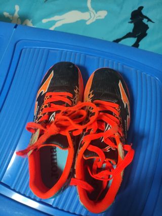 Zapatillas futbol sala número 33.