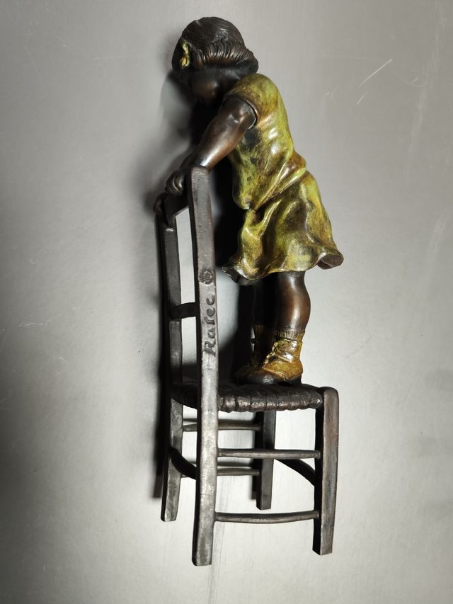 Figura bronce niña a la cera perdida