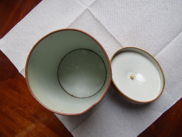 Barattolo di latta cilindrico con coperchio e pome