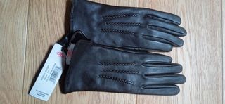 guantes negros de piel