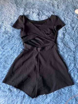 Mono negro corto cruzado espalda