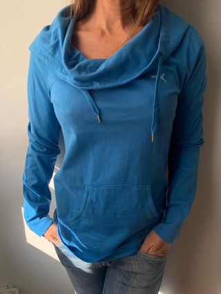 CAMISETA CON CAPUCHA PUMA.