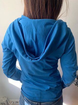 CAMISETA CON CAPUCHA PUMA.