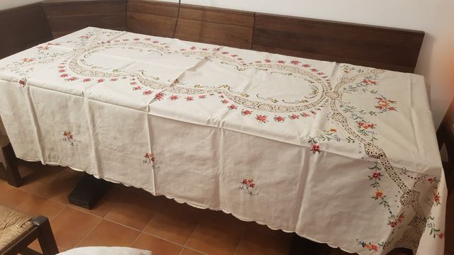 Tovaglia ecru ricamata