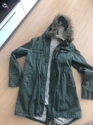 Abrigo con capucha de pelo