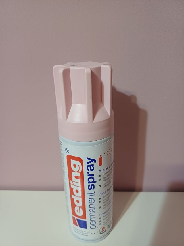 Spray edding rosa pastel.