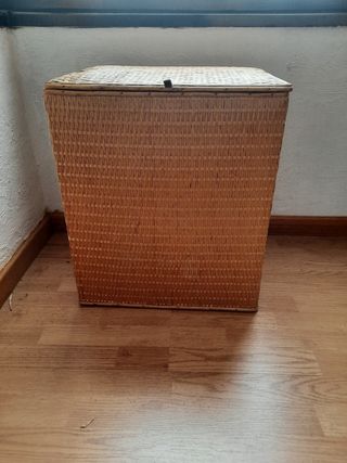 mueble bajo de madera forrado de mimbre con tapa